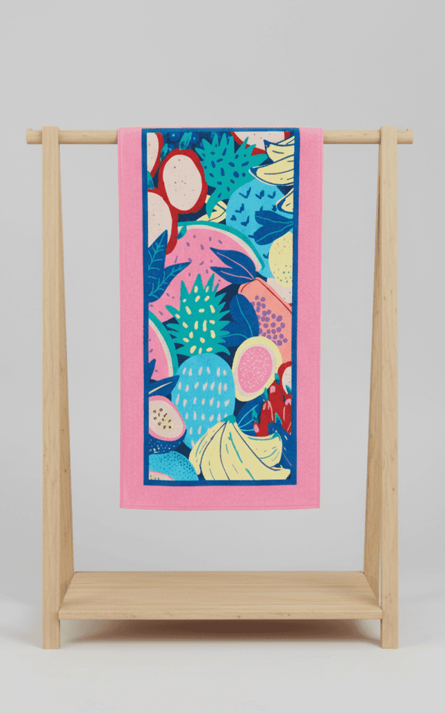 Toalha rosa com padrão gráfico vibrante de frutas tropicais com frutas exóticas e borda azul