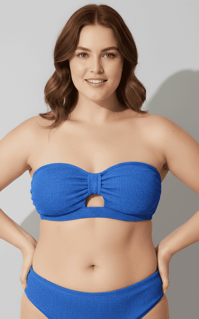 Conjunto de Roupa de Banho Tamanhos Grandes Top Bandeau Texturizado Azul com Buraco de Fechadura Frontal e Parte Inferior de Biquíni Combinando.